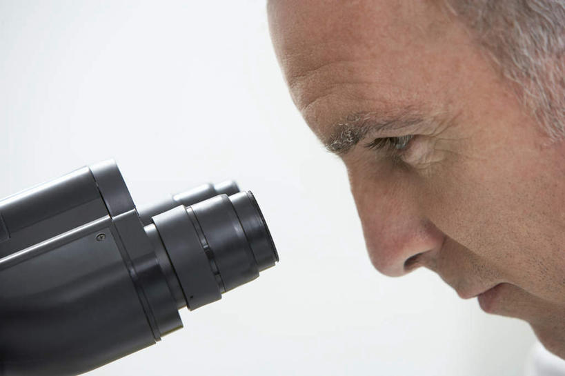 西方人,脸,头,脸颊,一个人,科学家,横图,室内,特写,白天,白色背景,侧面,实验,研发,仪器,欧洲,欧洲人,仅一个男性,仅一个人,仅一个中年男性,检查,研究,反射,分析,科学,显微镜,实验室,研究室,注视,一个,观察,看,清晰,探索,放大,单个,观看,仔细,透镜,科研,察看,凸透镜,聚焦,科研人员,关注,化验,研究者,检验,研究所,科学研究者,化验室,检验室,光学,清楚,男人,男性,中年男性,白种人,头部,脸部,脸蛋,面部,科学工作者,半身,彩图