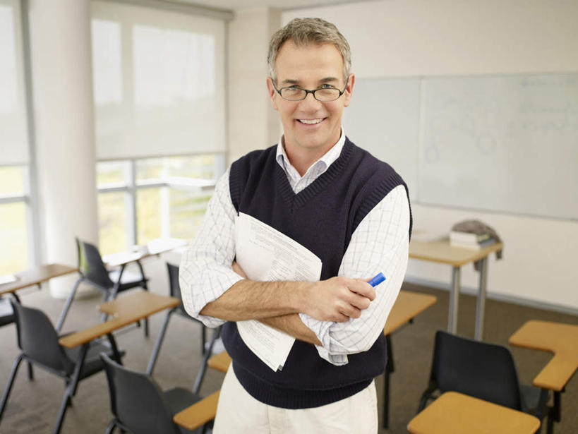 西方人,一个人,教师,站,笑,双手交叉,微笑,露齿笑,横图,室内,白天,正面,窗户,桌子,椅子,欧洲,欧洲人,仅一个男性,仅一个人,仅一个中年男性,握,服装,笔,材料,档案,文件,眼镜,纸,木椅,墙,办公用品,拿,拿着,注视,书桌,水笔,玻璃窗,墙壁,墙面,文具,衣服,课桌,手稿,学习用品,资料,观察,看,站着,教室,握着,服饰,观看,文具用品,证明,察看,双手抱胸,课堂,衣着,穿着,关注,文档,近视眼镜,衣饰,男人,男性,中年男性,白种人,讲师,教授,老师,站立,半身,彩图