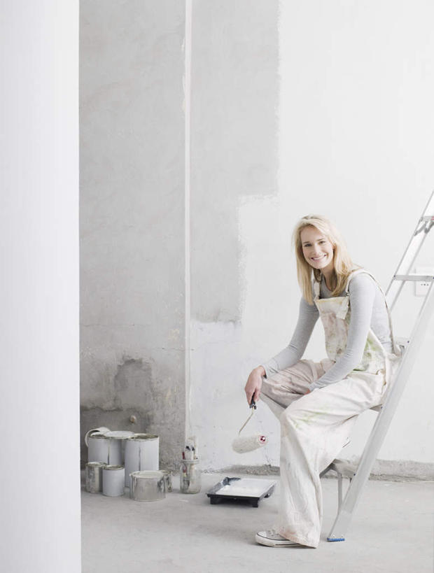 西方人,一个人,坐,笑,攀登,微笑,露齿笑,竖图,室内,白天,正面,装修,欧洲,欧洲人,仅一个年轻女性,仅一个女性,仅一个人,服装,装饰,材料,梯子,铁桶,桶,阶梯,墙,注视,休闲装,装潢,墙壁,墙面,衣服,容器,观察,看,休闲,休闲服,爬,服饰,观看,上升,储藏,油漆,保护,涂料,察看,储存,关注,人字梯,登高,年轻女性,女人,女性,白种人,攀爬,坐着,彩图,全身,贮存