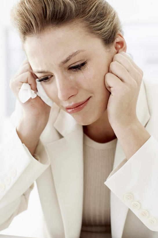 西方人,一个人,商务人士,商务女性,哭,竖图,室内,白天,正面,生活用品,欧洲,欧洲人,仅一个年轻女性,仅一个女性,仅一个人,撑,套装,纸,托腮,注视,纸巾,日用品,观察,看,托,眼泪,卫生纸,观看,察看,泪水,关注,托下巴,商务装,工薪阶层,生活用纸,年轻女性,女人,女性,白种人,白领,上班族,半身,彩图,哭泣,哭啼