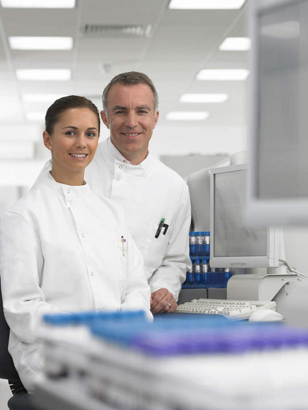 西方人,两个人,伙伴,朋友,科学家,站,笑,微笑,竖图,室内,白天,正面,工作服,制服,友谊,合作,团队,电脑,显示器,鼠标,键盘,实验,研发,仪器,杯子,欧洲,欧洲人,服装,朦胧,模糊,研究,透明,分析,科学,网络,化学,测试,试管,实验室,研究室,注视,输入设备,通讯设备,玻璃制品,衣服,玻璃瓶,瓶子,观察,看,站着,器皿,台式电脑,战略,服饰,观看,科研,察看,衣着,科研人员,穿着,关注,化验,通信设备,研究者,检验,计量,研究所,输出设备,科学研究者,玻璃仪器,试验耗材,实验用品,化验室,检验室,联合,合谋,工作制服,衣饰,配合,协作,男人,男性,年轻男性,年轻女性,女人,女性,白种人,科学工作者,玻璃杯,站立,半身,彩图,工作套服