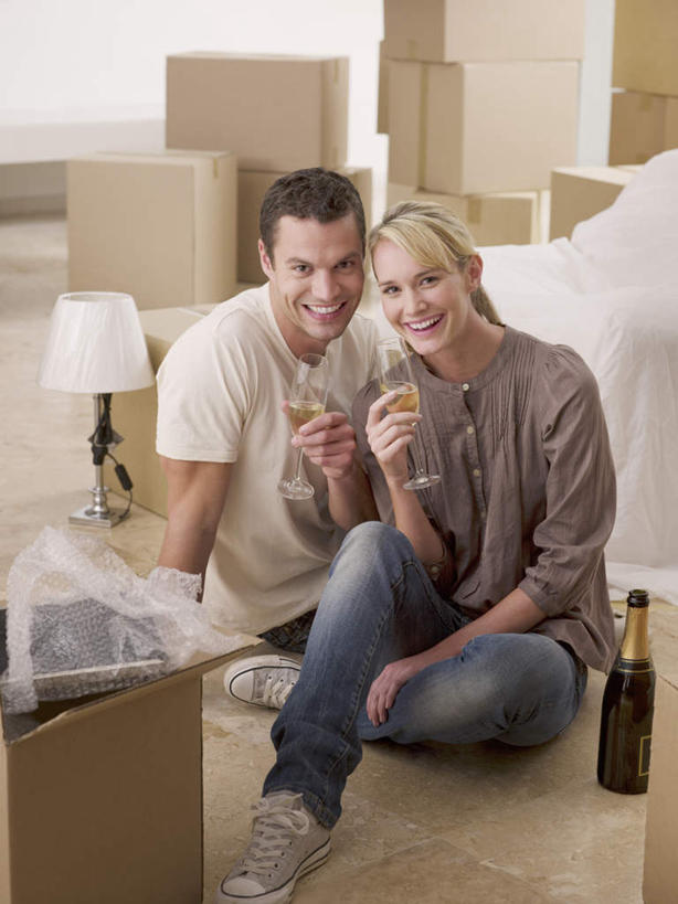 葡萄酒,西方人,两个人,坐,笑,微笑,露齿笑,竖图,室内,白天,正面,爱情,奢侈,快乐,台灯,杯子,照明,欧洲,欧洲人,许多,握,包装,高脚杯,纸箱,灯光,很多,浪漫,拿,拿着,注视,玻璃制品,灯,酒,酒瓶,饮料,玻璃瓶,酒杯,瓶子,容器,箱子,灯具,香槟,观察,看,温暖,温馨,恩爱,诱惑,握着,恋人,观看,搬家,照亮,和睦,察看,迁移,照明设备,关注,纸板箱,香槟杯,包装箱,气泡酒,起泡酒,汽酒,迁居,乔迁,搬迁,男人,男性,年轻男性,年轻女性,女人,女性,白种人,情侣,玻璃杯,坐着,彩图,全身,高兴,欢笑,伴侣,融洽