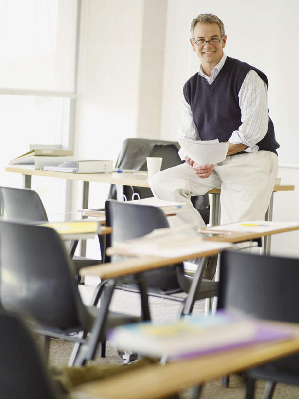 西方人,一个人,教师,坐,笑,微笑,露齿笑,竖图,室内,白天,正面,窗户,桌子,椅子,欧洲,欧洲人,仅一个男性,仅一个人,仅一个中年男性,握,服装,材料,档案,文件,眼镜,纸,木椅,墙,拿,拿着,注视,书桌,玻璃窗,墙壁,墙面,衣服,课桌,手稿,资料,观察,看,教室,握着,服饰,观看,证明,察看,课堂,衣着,穿着,关注,文档,近视眼镜,衣饰,男人,男性,中年男性,白种人,讲师,教授,老师,坐着,半身,彩图