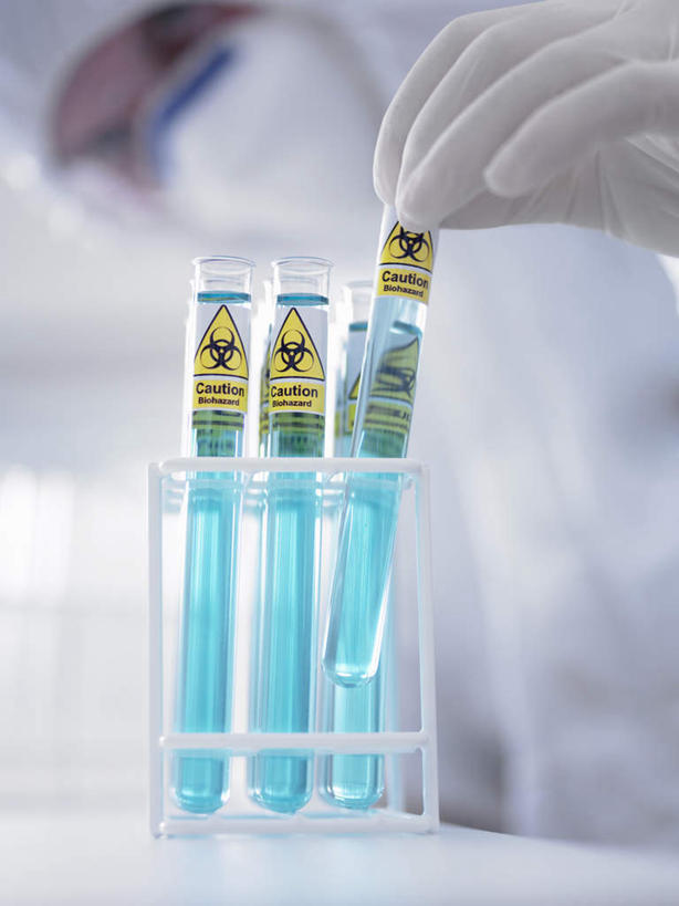 西方人,手,一个人,科学家,竖图,室内,特写,白天,正面,安全,实验,研发,仪器,杯子,欧洲,欧洲人,仅一个男性,仅一个人,仅一个中年男性,一排,握,朦胧,模糊,研究,整齐,并列,并排,透明,分析,科学,化学,测试,试管,实验室,研究室,防护,警告,拿,拿着,玻璃制品,排列,玻璃瓶,瓶子,手套,手部,器皿,警示,握着,保护,单手,禁止,科研,提醒,科研人员,队列,提示,限制,化验,保险,研究者,检验,平行,计量,研究所,科学研究者,玻璃仪器,试验耗材,实验用品,化验室,检验室,保全,周全,安稳,安定,防护手套,平安,危险,男人,男性,中年男性,白种人,科学工作者,玻璃杯,半身,彩图