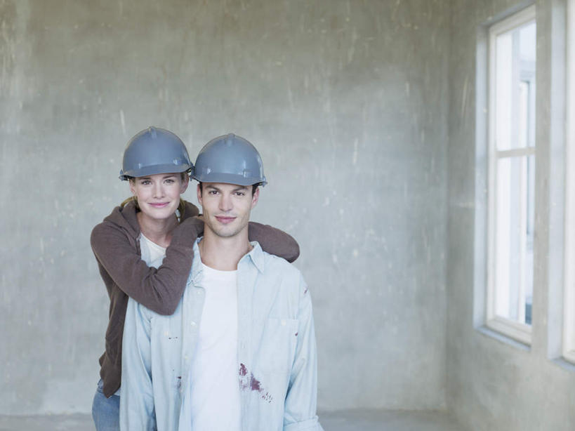 西方人,两个人,站,笑,微笑,横图,室内,白天,正面,爱情,窗户,帽子,欧洲,欧洲人,服装,头盔,墙,浪漫,注视,休闲装,玻璃窗,墙壁,墙面,衣服,安全帽,建筑工地,观察,看,站着,休闲,温暖,温馨,休闲服,恩爱,搭,恋人,服饰,观看,和睦,察看,搭着,关注,地盘,建筑地盘,施工地盘,男人,男性,年轻男性,年轻女性,女人,女性,白种人,情侣,站立,半身,彩图,工地,伴侣,融洽