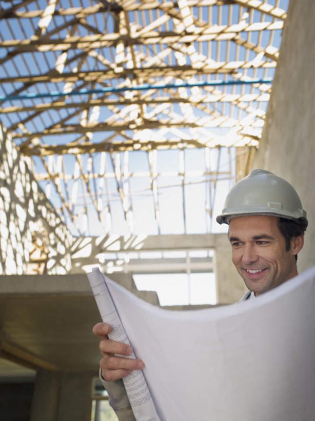 西方人,一个人,工程师,建筑工人,建筑师,站,竖图,室内,白天,仰视,窗户,帽子,欧洲,欧洲人,仅一个男性,仅一个人,仅一个中年男性,握,阴影,光线,头盔,图纸,影子,设计图,拿,拿着,注视,玻璃窗,阳光,安全帽,建筑工地,观察,看,站着,握着,观看,察看,关注,工程图,草图,蓝图,地盘,建筑地盘,施工地盘,男人,男性,中年男性,白种人,设计,技师,建筑工,建筑设计师,站立,半身,彩图,低角度拍摄,工地