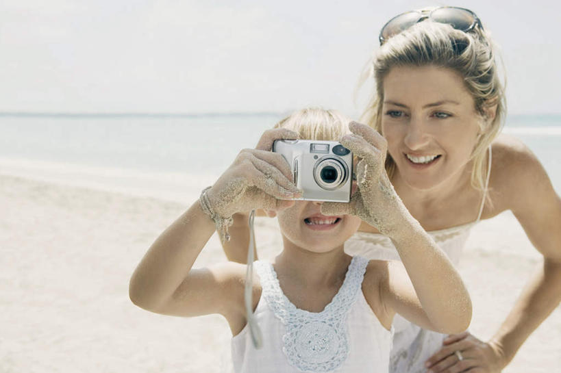 西方人,儿童,中年人,两个人,家庭,母亲,女儿,站,笑,微笑,露齿笑,横图,室外,白天,正面,纯洁,海浪,海洋,沙滩,相机,欧洲,欧洲人,握,阴影,服装,光线,沙子,影子,海岸,浪花,沙地,拿,拿着,注视,休闲装,小孩,拍照,衣服,阳光,海水,数码相机,观察,看,站着,休闲,温暖,温馨,母女,一家人,休闲服,可爱,母爱,童年,童趣,握着,摄影,服饰,观看,和睦,察看,关注,海景,童真,烂漫,无邪,天真,女孩,女人,女性,中年女性,白种人,孩子,照相机,大海,风浪,海,海水的波动,海滩,近岸浪,涌浪,站立,半身,彩图,照相,融洽,女生