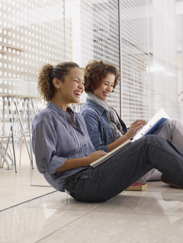 西方人,两个人,伙伴,朋友,坐,笑,微笑,露齿笑,竖图,室内,白天,侧面,看书,阅读,友谊,窗户,书籍,欧洲,欧洲人,握,学习,服装,百叶窗,拿,拿着,注视,休闲装,衣服,书本,观察,看,休闲,同学,休闲服,读书,浏览,握着,服饰,观看,察看,校友,关注,同窗,学友,友情,年轻女性,女人,女性,白种人,书,图书,坐着,半身,彩图