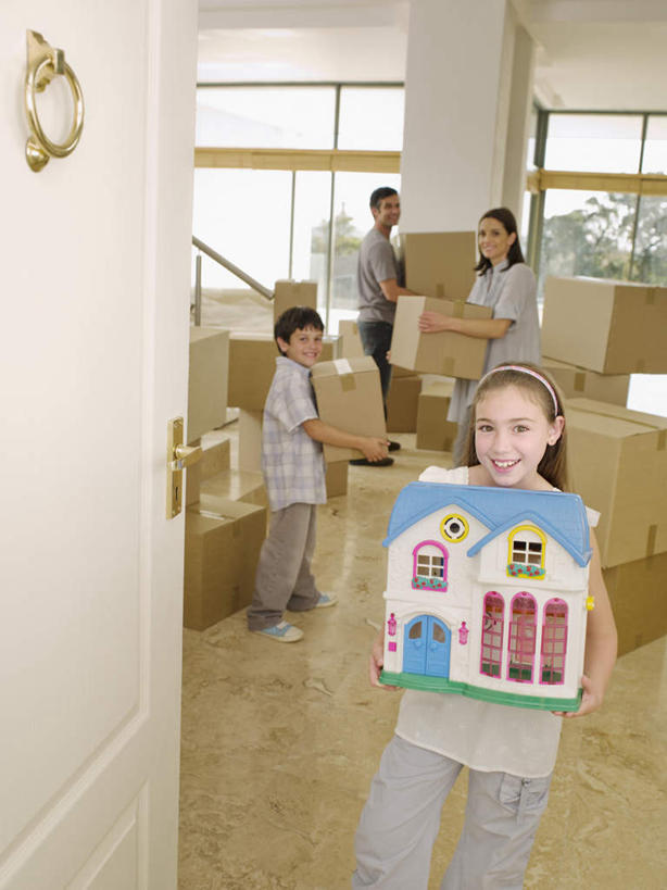 西方人,儿童,中年人,四个人,家庭,夫妻,母亲,父亲,女儿,儿子,站,捧,笑,微笑,露齿笑,竖图,室内,白天,正面,爱情,纯洁,窗户,门,欧洲,欧洲人,服装,包装,纸箱,墙,浪漫,注视,休闲装,玻璃窗,墙壁,墙面,小孩,衣服,容器,箱子,门框,观察,看,站着,休闲,温暖,温馨,父女,父子,母女,母子,一家人,休闲服,恩爱,父爱,可爱,母爱,童年,童趣,恋人,服饰,观看,搬家,和睦,察看,迁移,关注,纸板箱,童真,烂漫,无邪,包装箱,迁居,乔迁,搬迁,天真,男孩,男人,男性,女孩,女人,女性,中年男性,中年女性,白种人,孩子,夫妇,情侣,端,端着,捧着,手捧,站立,半身,彩图,伴侣,融洽,男生,女生