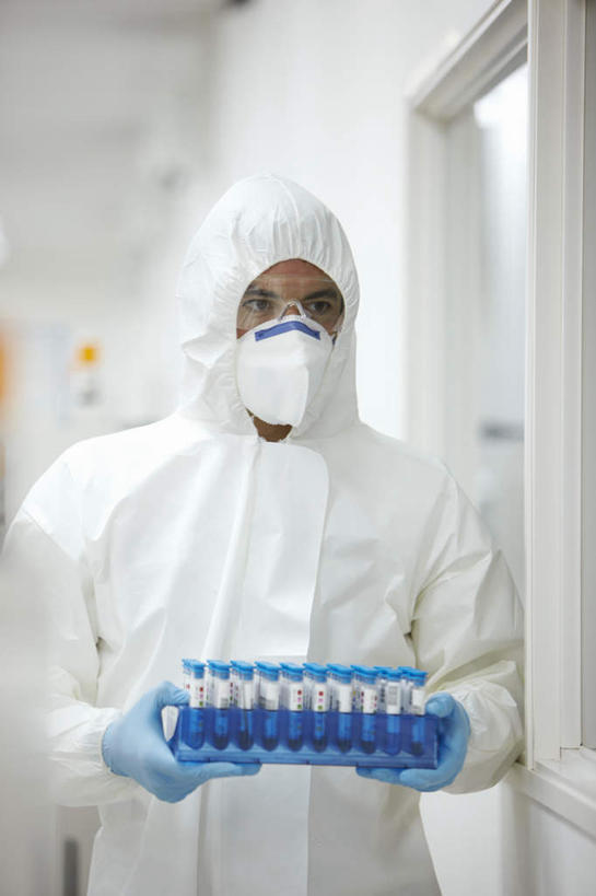 西方人,一个人,科学家,站,捧,竖图,室内,白天,正面,工作服,制服,实验,研发,仪器,杯子,欧洲,欧洲人,仅一个男性,仅一个人,仅一个中年男性,一排,许多,服装,研究,整齐,并列,并排,透明,分离,分析,科学,化学,测试,试管,实验室,研究室,很多,过滤,分开,注视,玻璃制品,排列,衣服,白色,玻璃瓶,口罩,瓶子,观察,看,站着,隔断,器皿,遮掩,服饰,观看,隔离,科研,察看,卫生,掩盖,遮挡,衣着,科研人员,穿着,队列,关注,净化,间隔,化验,研究者,预防,检验,平行,计量,研究所,遮盖,防尘,科学研究者,玻璃仪器,试验耗材,实验用品,化验室,检验室,掩饰,断绝,隔开,屏蔽,屏绝,远离,中断,阻遏,阻隔,工作制服,衣饰,男人,男性,中年男性,白种人,科学工作者,玻璃杯,端,端着,捧着,手捧,站立,半身,彩图,工作套服