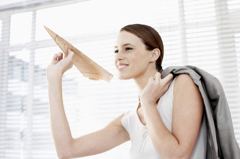 西方人,一个人,商务人士,商务女性,站,笑,微笑,露齿笑,横图,室内,白天,仰视,窗户,飞机,欧洲,欧洲人,仅一个年轻女性,仅一个女性,仅一个人,握,套装,艺术,折纸,纸艺,手工艺品,百叶窗,拿,拿着,注视,文化,纸制品,工艺品,观察,看,站着,握着,观看,纸飞机,察看,高雅,关注,商务装,工薪阶层,工艺折纸,自信心,品位,年轻女性,女人,女性,白种人,白领,上班族,站立,半身,彩图,低角度拍摄