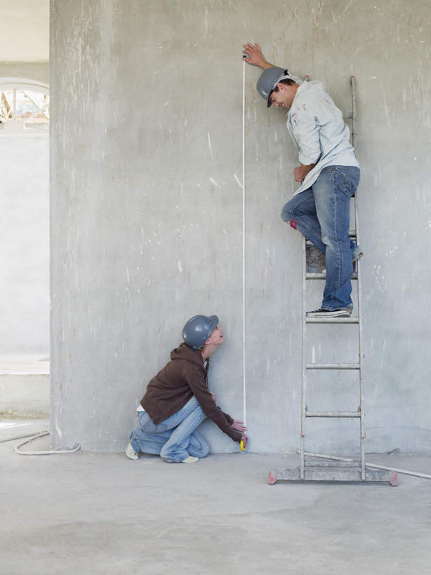 西方人,两个人,站,举,攀登,竖图,室内,白天,侧面,爱情,装修,建筑,帽子,欧洲,欧洲人,握,服装,测量,梯子,头盔,刻度,阶梯,墙,浪漫,拿,拿着,注视,休闲装,文化,墙壁,墙面,衣服,安全帽,尺,卷尺,建筑工地,观察,看,祈祷,托,站着,休闲,温暖,温馨,休闲服,爬,恩爱,握着,许愿,恋人,宗教,服饰,信仰,观看,上升,钢尺,测量工具,祈求,吉祥,尺子,和睦,察看,关注,风水,角尺,阴阳,鲁班尺,人字梯,量具,量仪,钢卷尺,文公尺,门公尺,门尺,丁兰尺,门光尺,吉凶,吉利,晦气,不祥,倒霉,霉运,恶兆,凶险,登高,地盘,建筑地盘,施工地盘,平安,男人,男性,年轻男性,年轻女性,女人,女性,白种人,情侣,举起,举手,举着,攀爬,向上举,向上伸,向上托,站立,彩图,全身,工地,伴侣,融洽