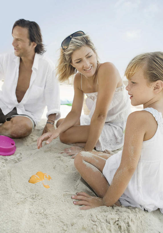 西方人,儿童,中年人,三个人,家庭,夫妻,母亲,父亲,女儿,坐,笑,微笑,露齿笑,竖图,室外,白天,正面,爱情,游戏,纯洁,沙滩,欧洲,欧洲人,阴影,服装,光线,沙子,影子,海岸,沙地,浪漫,玩,注视,休闲装,娱乐,小孩,衣服,蓝色,蓝天,天空,阳光,天,观察,看,休闲,温暖,温馨,父女,母女,三口之家,一家人,休闲服,恩爱,父爱,可爱,母爱,童年,童趣,恋人,服饰,晴朗,观看,活动,和睦,察看,发泄,关注,消遣,智力,童真,烂漫,无邪,万里无云,宣泄,天真,男人,男性,女孩,女人,女性,中年男性,中年女性,白种人,孩子,夫妇,情侣,海滩,晴空,晴空万里,玩耍,嬉戏,坐着,半身,彩图,伴侣,融洽,女生