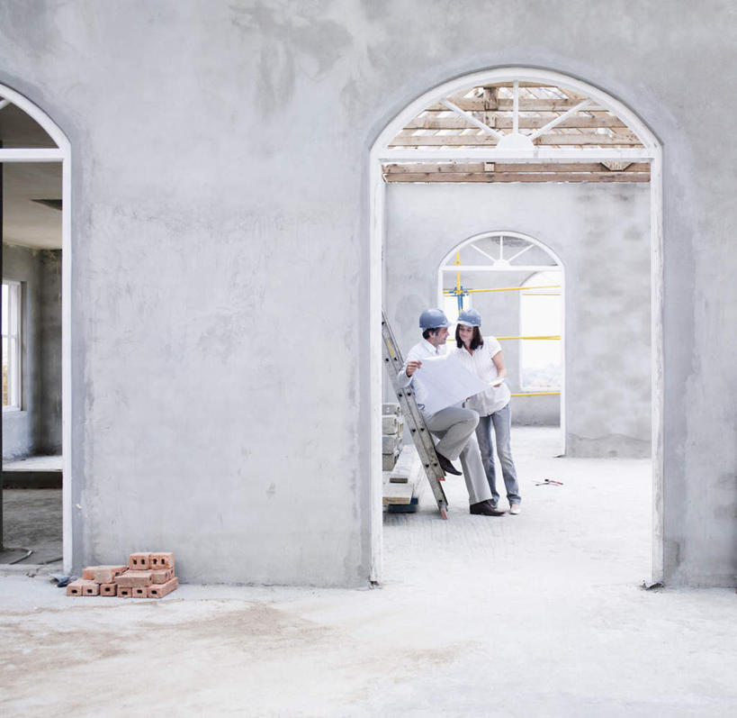 西方人,中年人,两个人,家庭,夫妻,家,站,攀登,横图,室内,白天,正面,爱情,门,帽子,欧洲,欧洲人,握,服装,梯子,头盔,图纸,房屋,阶梯,墙,屋子,公寓,拱门,设计图,浪漫,拿,拿着,注视,休闲装,洋房,楼房,墙壁,墙面,住宅,衣服,安全帽,门框,建筑工地,观察,看,站着,休闲,温暖,温馨,一家人,休闲服,爬,恩爱,握着,恋人,服饰,观看,上升,和睦,察看,关注,工程图,草图,蓝图,人字梯,登高,地盘,建筑地盘,施工地盘,男人,男性,女人,女性,中年男性,中年女性,白种人,夫妇,情侣,设计,攀爬,站立,彩图,全身,房子,工地,伴侣,融洽