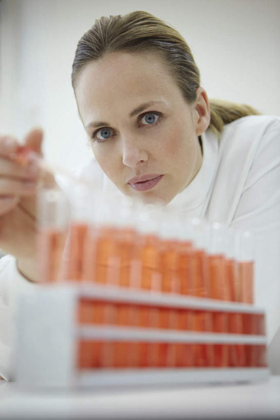 西方人,一个人,科学家,笑,微笑,竖图,室内,白天,仰视,工作服,制服,实验,研发,仪器,水,杯子,欧洲,欧洲人,仅一个女性,仅一个人,一排,许多,握,服装,朦胧,模糊,研究,整齐,并列,并排,透明,分析,科学,化学,测试,滴管,试管,液体,实验室,水滴,研究室,很多,拿,拿着,注视,玻璃制品,排列,衣服,白色,玻璃瓶,瓶子,观察,看,仅一个中年女性,橙色,器皿,握着,服饰,观看,科研,察看,衣着,科研人员,穿着,队列,关注,化验,研究者,检验,平行,计量,研究所,科学研究者,玻璃仪器,试验耗材,实验用品,吸液管,化验室,检验室,移液管,工作制服,衣饰,女人,女性,中年女性,白种人,科学工作者,玻璃杯,半身,彩图,低角度拍摄,工作套服