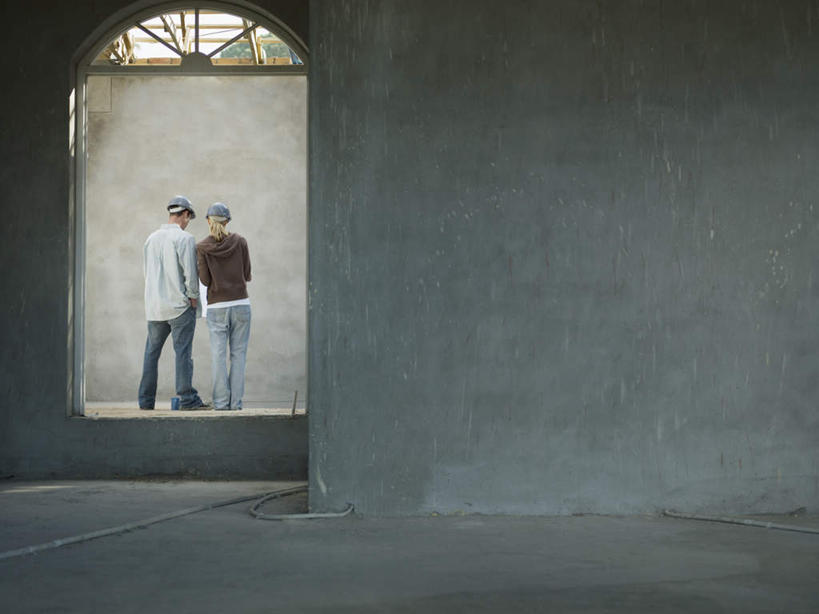 西方人,两个人,站,横图,室内,白天,爱情,门,帽子,欧洲,欧洲人,握,服装,头盔,图纸,墙,拱门,设计图,浪漫,拿,拿着,休闲装,墙壁,墙面,背面,衣服,安全帽,门框,建筑工地,站着,休闲,温暖,温馨,休闲服,恩爱,握着,恋人,服饰,和睦,工程图,草图,蓝图,地盘,建筑地盘,施工地盘,男人,男性,年轻男性,年轻女性,女人,女性,白种人,情侣,设计,站立,彩图,全身,工地,伴侣,融洽