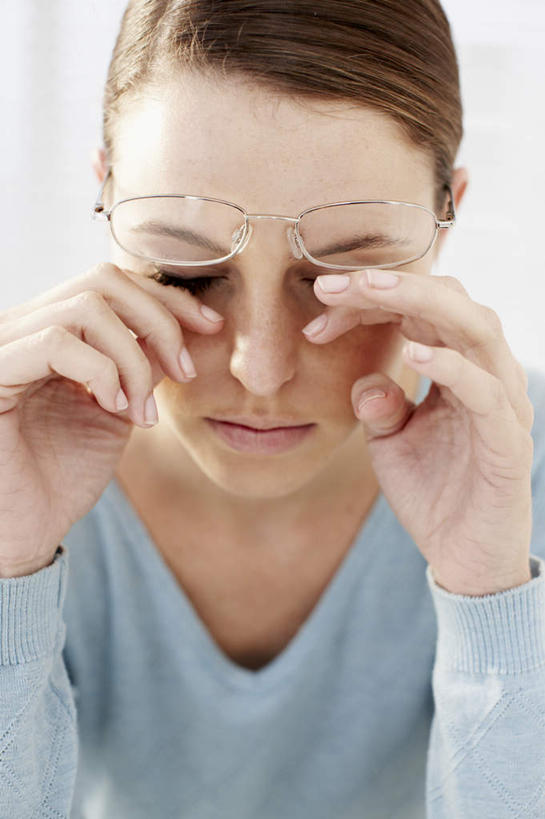 西方人,脸,头,脸颊,手,一个人,商务人士,商务女性,闭眼,竖图,室内,白天,正面,欧洲,欧洲人,双手,仅一个年轻女性,仅一个女性,仅一个人,擦,抚摸,套装,眼镜,肩膀,手部,擦拭,商务装,近视眼镜,工薪阶层,揩擦,拭,年轻女性,女人,女性,白种人,头部,脸部,脸蛋,面部,白领,上班族,闭眼睛,闭着眼,闭着眼睛,半身,彩图,轻抚