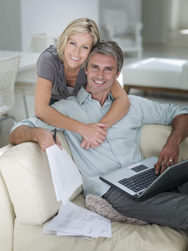 西方人,中年人,两个人,家庭,夫妻,客厅,站,坐,抱,笑,微笑,露齿笑,竖图,室内,白天,正面,爱情,电脑,笔记本电脑,靠垫,沙发,欧洲,欧洲人,服装,网络,材料,档案,文件,纸,靠枕,浪漫,注视,休闲装,通讯设备,衣服,手稿,资料,垫子,枕头,观察,看,站着,休闲,温暖,温馨,一家人,休闲服,恩爱,恋人,服饰,抱着,观看,一台,证明,和睦,察看,无线,起居室,搂着,关注,文档,通信设备,无线网络,布艺沙发,无线上网,便携式电脑,客堂,手提电脑,男人,男性,女人,女性,中年男性,中年女性,白种人,夫妇,情侣,怀抱,搂,搂抱,相抱,拥抱,站立,坐着,半身,彩图,伴侣,融洽