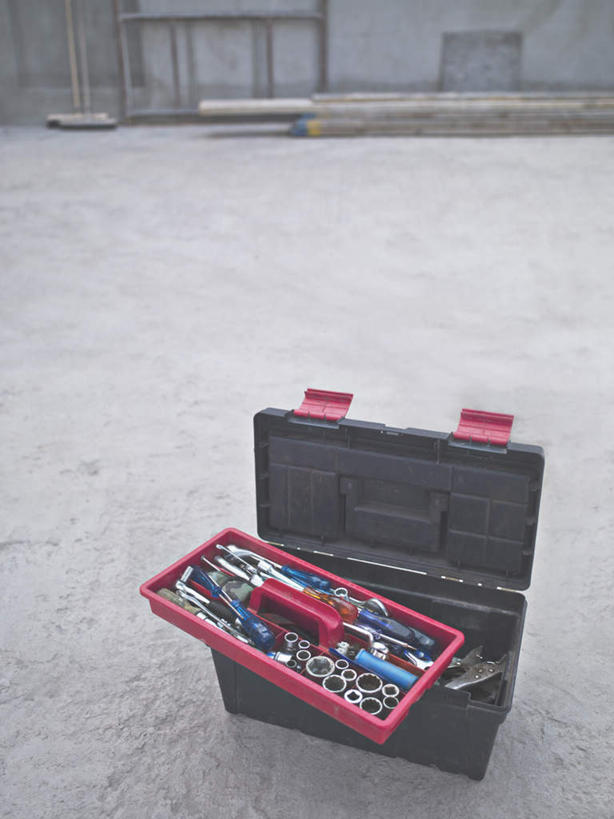 无人,竖图,俯视,室内,白天,金属制品,连接,组合,金属,工具,墙,地面,墙壁,墙面,一个,容器,箱子,建筑工地,单个,储藏,螺丝刀,起子,链接,五金,紧固,储存,拼接,拼凑,拼合,凑集,聚合,撮合,链结,牢固,改锥,地盘,建筑地盘,施工地盘,彩图,高角度拍摄,工地,贮存