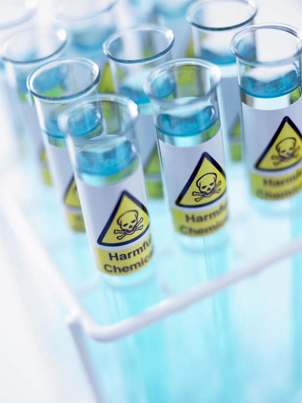 无人,竖图,俯视,室内,特写,白天,实验,研发,仪器,水,静物,杯子,一排,许多,朦胧,模糊,研究,整齐,并列,并排,透明,分析,科学,化学,测试,英文,标志,试管,文字,液体,字符,字母,实验室,水滴,研究室,很多,警告,标识,玻璃制品,排列,蓝色,玻璃瓶,瓶子,器皿,警示,英文字母,禁止,科研,提醒,队列,提示,限制,化验,检验,平行,计量,研究所,玻璃仪器,试验耗材,实验用品,化验室,检验室,危险,玻璃杯,彩图,高角度拍摄