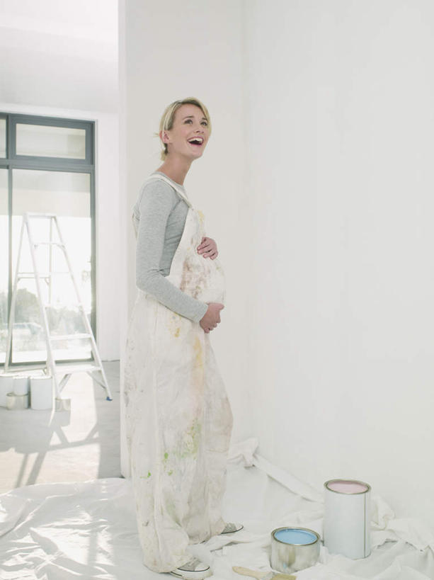 西方人,孕妇,一个人,站,笑,摸,微笑,露齿笑,竖图,室内,白天,侧面,窗户,装修,欧洲,欧洲人,仅一个年轻女性,仅一个女性,仅一个人,抚摸,服装,装饰,材料,铁桶,桶,墙,注视,休闲装,装潢,玻璃窗,墙壁,墙面,衣服,容器,观察,看,站着,休闲,怀孕,休闲服,服饰,观看,储藏,油漆,保护,涂料,察看,待产,储存,关注,妊娠,准妈妈,年轻女性,女人,女性,白种人,产妇,触摸,接触,站立,彩图,全身,贮存