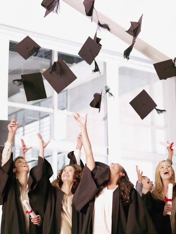 西方人,伙伴,朋友,学生,站,投,举,竖图,室内,白天,正面,友谊,欧洲,欧洲人,五个人,丝绸,丝带,文凭,缎带,许多人,注视,绸带,红色,蝴蝶结,观察,看,托,站着,一群人,同学,流苏,观看,察看,证书,学士帽,校友,毕业,关注,学士服,学位证,学位证书,同窗,学友,垂布,学士袍,友情,男人,男性,年轻男性,年轻女性,女人,女性,白种人,举起,举手,举着,抛,扔,撒,抬头,向上举,向上伸,向上托,仰头,站立,掷,半身,彩图