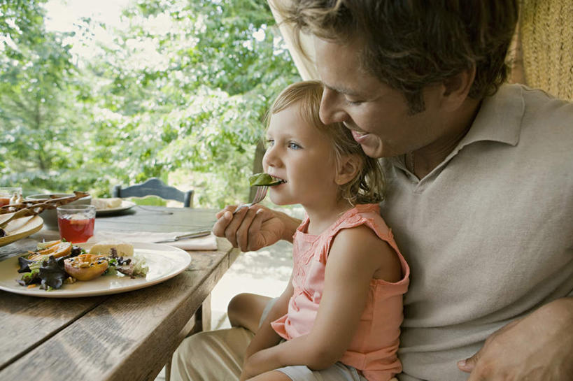 西方人,儿童,中年人,两个人,家庭,父亲,女儿,坐,笑,吃,微笑,露齿笑,横图,室外,白天,侧面,纯洁,植物,桌面,桌子,餐具,欧洲,欧洲人,握,服装,木制,碟子,盘,拿,拿着,注视,休闲装,树,树木,小孩,衣服,绿色,自然,盘子,木制品,碟,观察,看,休闲,温暖,温馨,父女,一家人,休闲服,父爱,可爱,童年,童趣,握着,服饰,生长,成长,观看,和睦,察看,关注,童真,烂漫,无邪,天真,男人,男性,女孩,中年男性,白种人,孩子,嚼,食,坐着,半身,彩图,融洽,女生