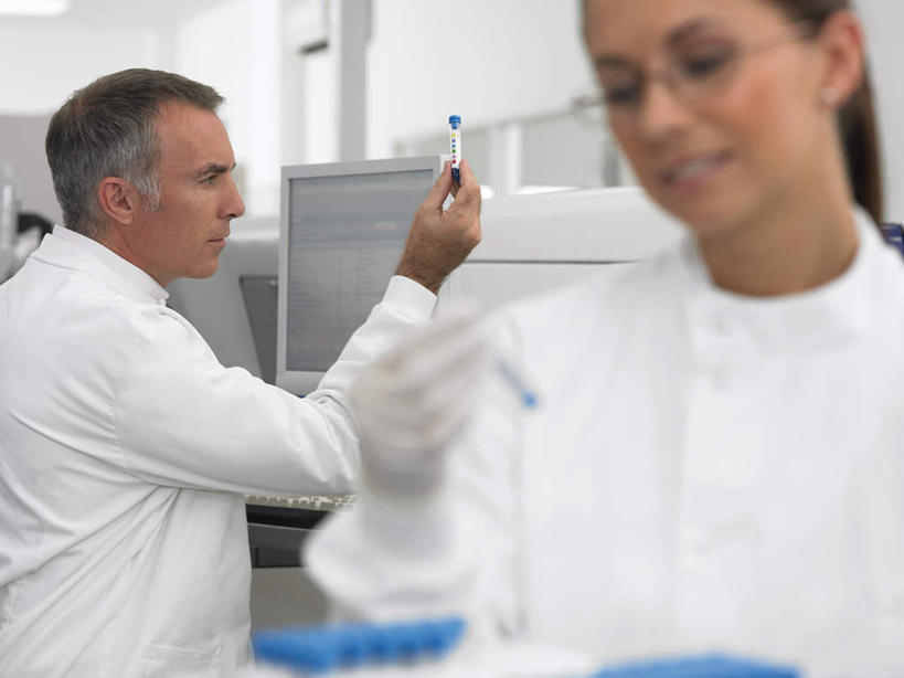 西方人,两个人,伙伴,朋友,科学家,站,笑,微笑,露齿笑,横图,室内,白天,正面,工作服,制服,友谊,安全,合作,团队,实验,研发,仪器,杯子,欧洲,欧洲人,握,服装,朦胧,模糊,研究,透明,分析,科学,化学,测试,试管,实验室,研究室,防护,拿,拿着,注视,玻璃制品,衣服,白色,玻璃瓶,瓶子,手套,观察,看,站着,器皿,战略,握着,服饰,观看,保护,科研,察看,衣着,科研人员,穿着,关注,化验,保险,研究者,检验,计量,研究所,科学研究者,玻璃仪器,试验耗材,实验用品,化验室,检验室,保全,周全,安稳,安定,联合,合谋,防护手套,工作制服,衣饰,配合,平安,协作,男人,男性,年轻女性,女人,女性,中年男性,白种人,科学工作者,玻璃杯,站立,半身,彩图,工作套服