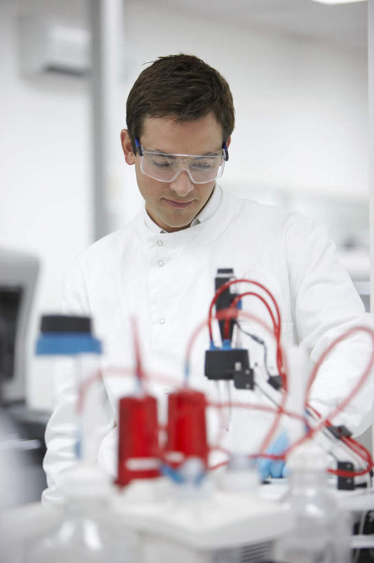 西方人,一个人,科学家,站,竖图,室内,白天,正面,工作服,制服,安全,实验,研发,欧洲,欧洲人,仅一个男性,仅一个人,仅一个中年男性,服装,朦胧,模糊,研究,科学,眼镜,实验室,研究室,防护,注视,衣服,白色,观察,看,站着,服饰,观看,护目镜,保护,科研,察看,衣着,科研人员,穿着,关注,化验,保险,研究者,检验,研究所,科学研究者,化验室,检验室,保全,周全,安稳,安定,安全防护眼镜,工作制服,衣饰,平安,男人,男性,中年男性,白种人,科学工作者,站立,半身,彩图,工作套服,防护眼镜