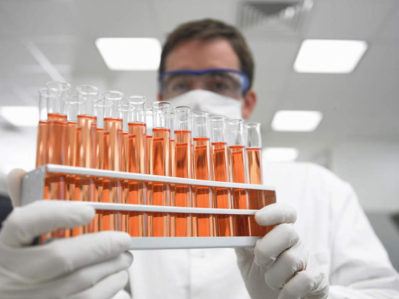 西方人,一个人,科学家,站,横图,室内,白天,仰视,工作服,制服,安全,实验,研发,仪器,杯子,欧洲,欧洲人,仅一个男性,仅一个人,仅一个中年男性,一排,许多,握,服装,朦胧,模糊,研究,整齐,并列,并排,透明,分析,科学,化学,测试,试管,眼镜,实验室,研究室,防护,很多,拿,拿着,注视,玻璃制品,排列,衣服,白色,玻璃瓶,瓶子,手套,观察,看,站着,器皿,握着,服饰,观看,护目镜,保护,科研,察看,衣着,科研人员,穿着,队列,关注,化验,保险,研究者,检验,平行,计量,研究所,科学研究者,玻璃仪器,试验耗材,实验用品,化验室,检验室,保全,周全,安稳,安定,防护手套,安全防护眼镜,工作制服,衣饰,平安,男人,男性,中年男性,白种人,科学工作者,玻璃杯,站立,半身,彩图,低角度拍摄,工作套服,防护眼镜