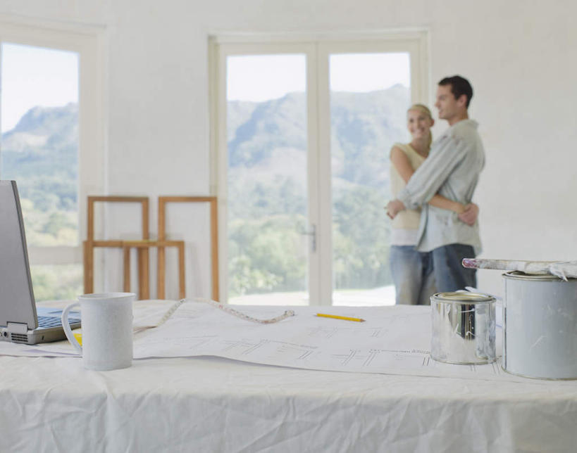 西方人,两个人,站,抱,笑,微笑,露齿笑,横图,室内,白天,侧面,爱情,电脑,笔记本电脑,窗户,装修,欧洲,欧洲人,服装,装饰,网络,材料,铁桶,桶,图纸,墙,设计图,浪漫,注视,休闲装,通讯设备,装潢,玻璃窗,墙壁,墙面,衣服,容器,观察,看,站着,休闲,温暖,温馨,休闲服,恩爱,恋人,服饰,抱着,观看,储藏,油漆,保护,涂料,和睦,察看,无线,搂着,储存,关注,通信设备,无线网络,工程图,草图,蓝图,无线上网,便携式电脑,手提电脑,男人,男性,年轻男性,年轻女性,女人,女性,白种人,情侣,设计,怀抱,搂,搂抱,相抱,拥抱,站立,半身,彩图,伴侣,融洽,贮存