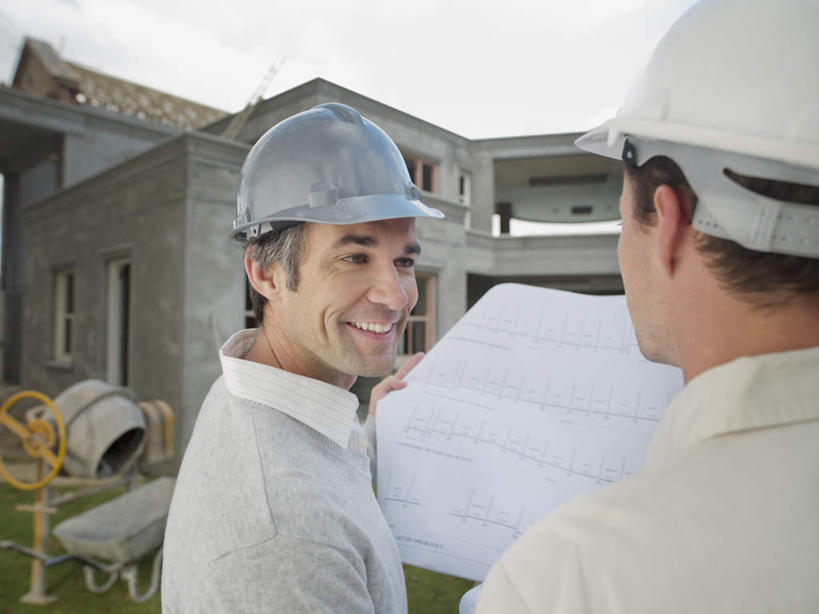 西方人,两个人,同事,商务人士,工程师,建筑工人,建筑师,商务男性,家,站,笑,微笑,露齿笑,横图,室外,白天,仰视,衬衫,成功,合作,团队,集体,信心,草地,草坪,植物,帽子,欧洲,欧洲人,握,套装,头盔,图纸,房屋,屋子,公寓,设计图,拿,拿着,注视,队伍,洋房,楼房,住宅,草,绿色,安全帽,建筑工地,观察,看,站着,握着,观看,察看,领导,成就,关注,商务装,合伙,领袖,工程图,草图,蓝图,工薪阶层,地盘,建筑地盘,施工地盘,男人,男性,年轻男性,中年男性,白种人,白领,上班族,设计,技师,建筑工,建筑设计师,站立,半身,彩图,低角度拍摄,衬衣,房子,工地