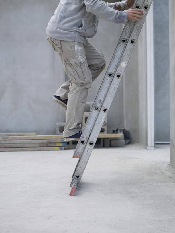 西方人,一个人,站,攀登,竖图,室内,白天,侧面,欧洲,欧洲人,仅一个男性,仅一个人,仅一个中年男性,握,服装,梯子,阶梯,墙,休闲装,墙壁,墙面,衣服,建筑工地,站着,休闲,休闲服,爬,握着,服饰,上升,人字梯,登高,地盘,建筑地盘,施工地盘,男人,男性,中年男性,白种人,攀爬,站立,半身,彩图,工地