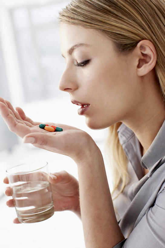 西方人,脸,头,脸颊,手,一个人,商务人士,商务女性,捧,竖图,室内,特写,白天,侧面,安全,水,杯子,欧洲,欧洲人,双手,仅一个年轻女性,仅一个女性,仅一个人,握,套装,药剂,药丸,液体,防护,一杯,拿,拿着,注视,饮用水,药片,肩膀,玻璃制品,水杯,药品,矿泉水,观察,看,手部,治疗,握着,观看,保护,药物,察看,医疗,关注,保险,商务装,预防,工薪阶层,蒸馏水,平安,年轻女性,女人,女性,白种人,头部,脸部,脸蛋,面部,白领,上班族,玻璃杯,端,端着,捧着,手捧,半身,彩图