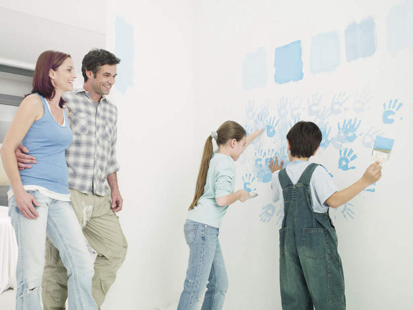 西方人,儿童,中年人,四个人,家庭,夫妻,母亲,父亲,女儿,儿子,站,抱,笑,微笑,露齿笑,横图,室内,白天,侧面,爱情,纯洁,装修,欧洲,欧洲人,握,服装,墙,浪漫,拿,拿着,注视,休闲装,装潢,墙壁,墙面,小孩,衣服,粉刷,刷子,观察,看,站着,休闲,温暖,温馨,父女,父子,母女,母子,一家人,休闲服,恩爱,父爱,可爱,母爱,童年,童趣,握着,恋人,服饰,抱着,观看,油漆,滚筒刷,涂料,和睦,察看,搂着,关注,童真,烂漫,无邪,滚刷,天真,男孩,男人,男性,女孩,女人,女性,中年男性,中年女性,白种人,孩子,夫妇,情侣,怀抱,搂,搂抱,相抱,拥抱,站立,半身,彩图,伴侣,融洽,滚筒,男生,女生