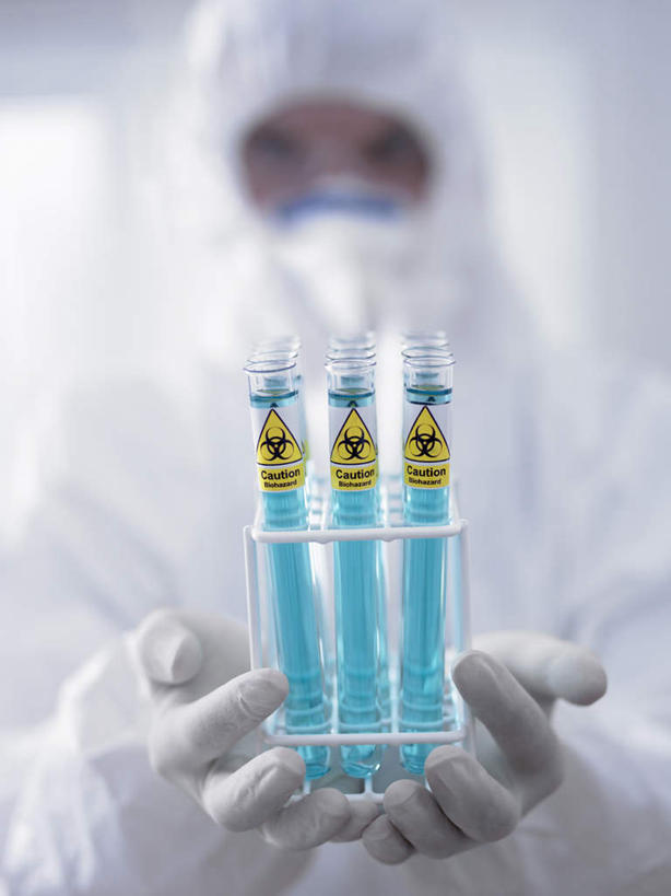 西方人,一个人,科学家,捧,竖图,室内,白天,正面,工作服,制服,安全,实验,研发,仪器,杯子,欧洲,欧洲人,仅一个男性,仅一个人,仅一个中年男性,一排,服装,朦胧,模糊,研究,整齐,透明,分离,分析,科学,化学,测试,试管,实验室,研究室,防护,过滤,警告,分开,玻璃制品,排列,衣服,白色,玻璃瓶,口罩,瓶子,手套,隔断,器皿,警示,遮掩,服饰,保护,隔离,禁止,科研,提醒,卫生,掩盖,遮挡,衣着,科研人员,穿着,队列,提示,限制,净化,间隔,化验,保险,研究者,预防,检验,计量,研究所,遮盖,防尘,科学研究者,玻璃仪器,试验耗材,实验用品,化验室,检验室,保全,周全,安稳,安定,防护手套,掩饰,断绝,隔开,屏蔽,屏绝,远离,中断,阻遏,阻隔,工作制服,衣饰,平安,危险,男人,男性,中年男性,白种人,科学工作者,玻璃杯,端,端着,捧着,手捧,半身,彩图,工作套服