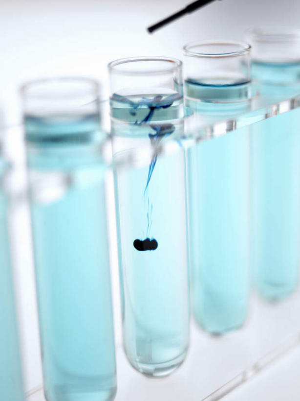 无人,竖图,俯视,室内,特写,白天,实验,研发,仪器,水,静物,杯子,一排,朦胧,模糊,研究,整齐,透明,分析,科学,化学,测试,滴管,试管,液体,实验室,水滴,研究室,玻璃制品,排列,蓝色,玻璃瓶,瓶子,器皿,科研,队列,化验,检验,计量,研究所,玻璃仪器,试验耗材,实验用品,吸液管,化验室,检验室,移液管,玻璃杯,彩图,高角度拍摄