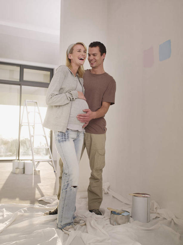 西方人,孕妇,两个人,家庭,夫妻,站,笑,摸,微笑,露齿笑,竖图,室内,白天,正面,爱情,窗户,装修,欧洲,欧洲人,抚摸,服装,装饰,材料,铁桶,桶,墙,浪漫,注视,休闲装,装潢,玻璃窗,墙壁,墙面,衣服,容器,观察,看,站着,休闲,温暖,温馨,一家人,怀孕,休闲服,恩爱,恋人,服饰,观看,储藏,油漆,保护,涂料,和睦,察看,待产,储存,关注,妊娠,准妈妈,男人,男性,年轻男性,年轻女性,女人,女性,白种人,年轻人,夫妇,情侣,产妇,触摸,接触,站立,彩图,全身,伴侣,融洽,贮存