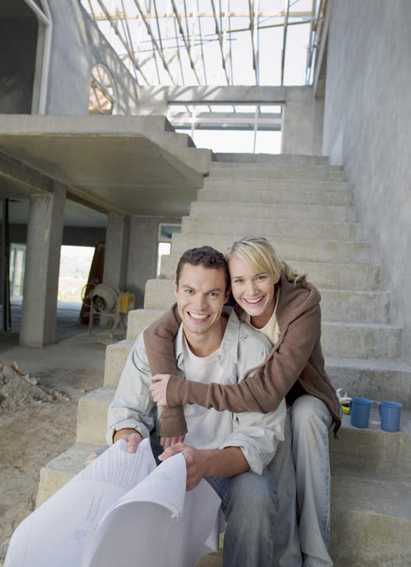 西方人,两个人,家,栏杆,坐,抱,笑,微笑,露齿笑,竖图,室内,白天,正面,爱情,楼梯,杯子,欧洲,欧洲人,服装,瓷器,扶手,图纸,房屋,阶梯,墙,屋子,咖啡杯,设计图,陶瓷制品,浪漫,注视,休闲装,护栏,楼房,墙壁,墙面,台阶,住宅,衣服,建筑工地,观察,看,休闲,温暖,温馨,休闲服,恩爱,恋人,服饰,抱着,观看,和睦,察看,搂着,关注,瓷杯,工程图,草图,蓝图,地盘,建筑地盘,施工地盘,男人,男性,年轻男性,年轻女性,女人,女性,白种人,情侣,设计,怀抱,搂,搂抱,相抱,拥抱,坐着,半身,彩图,房子,工地,伴侣,融洽