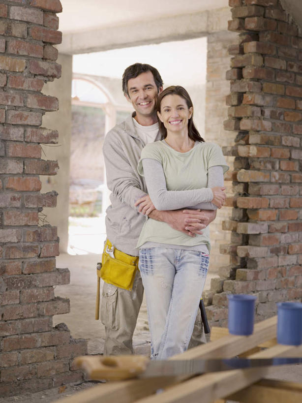 西方人,中年人,两个人,家庭,夫妻,家,站,抱,笑,微笑,露齿笑,竖图,室内,白天,正面,爱情,石头,杯子,欧洲,欧洲人,服装,瓷器,石子,房屋,墙,屋子,咖啡杯,陶瓷制品,浪漫,注视,休闲装,楼房,墙壁,墙面,住宅,衣服,建筑工地,观察,看,站着,休闲,温暖,温馨,一家人,休闲服,恩爱,恋人,服饰,抱着,观看,和睦,察看,搂着,关注,瓷杯,地盘,建筑地盘,施工地盘,男人,男性,女人,女性,中年男性,中年女性,白种人,夫妇,情侣,石块,岩石,怀抱,搂,搂抱,相抱,拥抱,站立,半身,彩图,房子,工地,伴侣,融洽