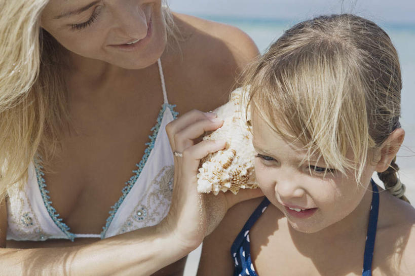 西方人,儿童,中年人,两个人,家庭,母亲,女儿,笑,微笑,露齿笑,横图,室外,白天,正面,泳装,比基尼,纯洁,海浪,海洋,沙滩,欧洲,欧洲人,握,阴影,光线,沙子,影子,海岸,浪花,海螺,沙地,拿,拿着,注视,海洋生物,小孩,蓝色,蓝天,天空,阳光,海水,天,观察,看,温暖,温馨,母女,一家人,可爱,母爱,童年,童趣,握着,晴朗,观看,软体动物,峨螺,和睦,察看,关注,水生动物,水生物,海景,童真,海底动物,烂漫,无邪,万里无云,天真,女孩,女人,女性,中年女性,白种人,孩子,大海,风浪,海,海水的波动,海滩,近岸浪,涌浪,晴空,晴空万里,半身,彩图,三点式,泳衣,融洽,女生