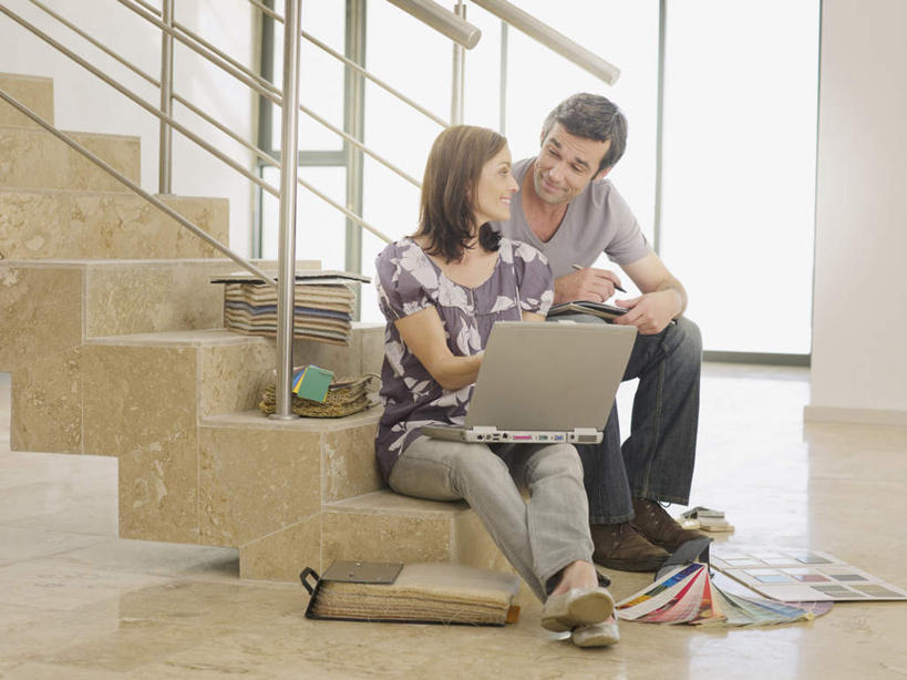 西方人,中年人,两个人,家庭,夫妻,栏杆,坐,笑,微笑,露齿笑,横图,室内,白天,正面,爱情,电脑,笔记本电脑,楼梯,欧洲,欧洲人,握,服装,网络,扶手,阶梯,墙,浪漫,系统,拿,拿着,注视,休闲装,通讯设备,护栏,墙壁,墙面,台阶,衣服,观察,看,休闲,温暖,温馨,一家人,休闲服,比较,恩爱,色彩,颜色,握着,恋人,服饰,对比,观看,色阶卡,色卡,颜色卡,一台,色板,和睦,察看,无线,关注,通信设备,选择,无线网络,标准,无线上网,便携式电脑,比色卡,色标卡,手提电脑,男人,男性,女人,女性,中年男性,中年女性,白种人,夫妇,情侣,坐着,彩图,全身,伴侣,融洽