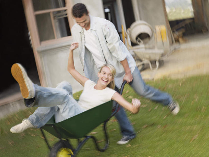 西方人,两个人,家,走,躺,推,伸展双臂,横图,室外,白天,正面,爱情,草地,草坪,植物,欧洲,欧洲人,服装,朦胧,模糊,房屋,屋子,浪漫,注视,休闲装,楼房,住宅,车,草,衣服,绿色,手推车,建筑工地,交通工具,观察,看,休闲,温暖,温馨,休闲服,恩爱,恋人,服饰,独轮车,观看,和睦,察看,关注,载具,地盘,建筑地盘,施工地盘,卧着,男人,男性,年轻男性,年轻女性,女人,女性,白种人,情侣,步行,敞开双臂,散步,伸开双臂,躺着,卧,展开双肩,张开手臂,张开双臂,走路,彩图,全身,房子,工地,伴侣,融洽