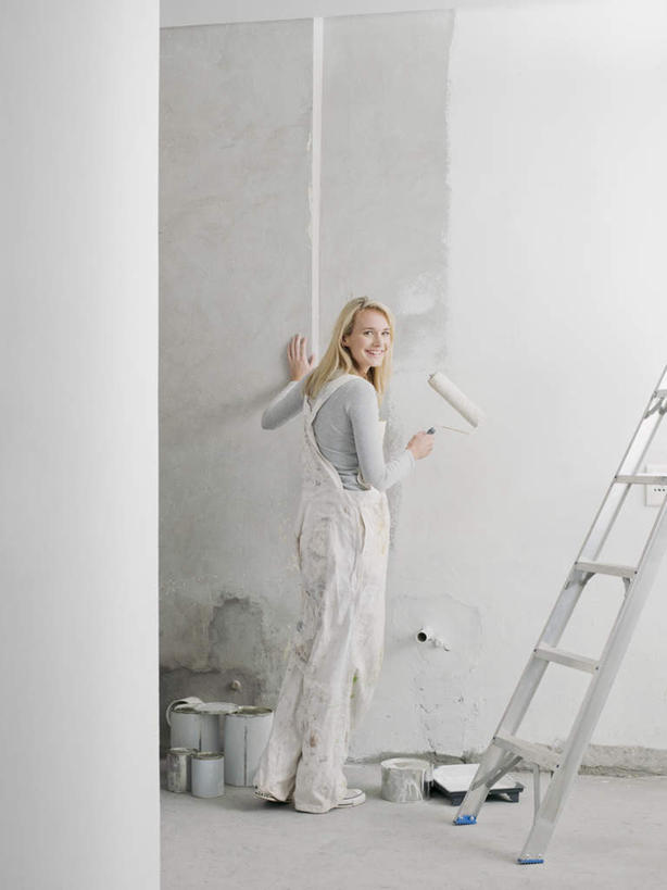 西方人,一个人,站,笑,攀登,微笑,露齿笑,竖图,室内,白天,装修,欧洲,欧洲人,仅一个年轻女性,仅一个女性,仅一个人,握,服装,梯子,阶梯,墙,拿,拿着,扭头,注视,休闲装,装潢,墙壁,墙面,背面,衣服,粉刷,刷子,观察,看,站着,转头,休闲,休闲服,爬,握着,服饰,观看,上升,油漆,滚筒刷,涂料,察看,关注,人字梯,滚刷,登高,年轻女性,女人,女性,白种人,攀爬,站立,彩图,全身,滚筒