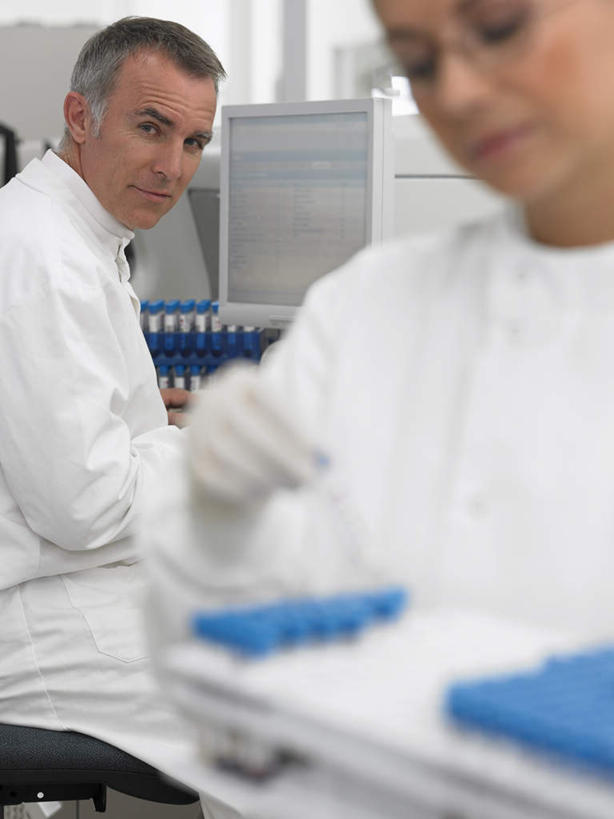 西方人,两个人,伙伴,朋友,科学家,站,笑,微笑,露齿笑,竖图,室内,白天,正面,工作服,制服,友谊,安全,合作,团队,实验,研发,仪器,杯子,欧洲,欧洲人,握,服装,朦胧,模糊,研究,透明,分析,科学,化学,测试,试管,实验室,研究室,防护,拿,拿着,注视,玻璃制品,衣服,白色,玻璃瓶,瓶子,手套,观察,看,站着,器皿,战略,握着,服饰,观看,保护,科研,察看,衣着,科研人员,穿着,关注,化验,保险,研究者,检验,计量,研究所,科学研究者,玻璃仪器,试验耗材,实验用品,化验室,检验室,保全,周全,安稳,安定,联合,合谋,防护手套,工作制服,衣饰,配合,平安,协作,男人,男性,年轻女性,女人,女性,中年男性,白种人,科学工作者,玻璃杯,站立,半身,彩图,工作套服