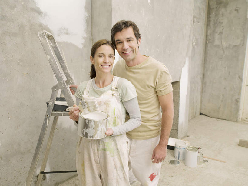 西方人,中年人,两个人,家庭,夫妻,站,笑,攀登,微笑,露齿笑,横图,室内,白天,正面,爱情,装修,欧洲,欧洲人,握,服装,装饰,材料,梯子,铁桶,桶,阶梯,墙,浪漫,拿,拿着,注视,休闲装,装潢,墙壁,墙面,衣服,容器,建筑工地,观察,看,站着,休闲,温暖,温馨,一家人,休闲服,爬,恩爱,握着,恋人,服饰,观看,上升,储藏,油漆,保护,涂料,和睦,察看,储存,关注,人字梯,登高,地盘,建筑地盘,施工地盘,男人,男性,女人,女性,中年男性,中年女性,白种人,夫妇,情侣,攀爬,站立,半身,彩图,工地,伴侣,融洽,贮存