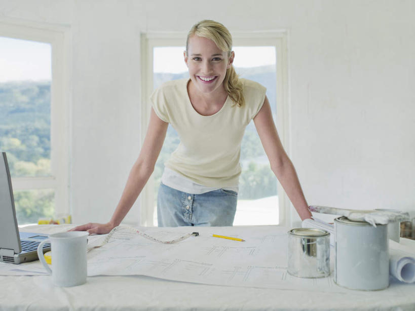 西方人,一个人,站,笑,微笑,露齿笑,横图,室内,白天,正面,电脑,笔记本电脑,窗户,装修,桌子,杯子,欧洲,欧洲人,仅一个年轻女性,仅一个女性,仅一个人,撑,服装,装饰,网络,材料,瓷器,铁桶,桶,图纸,办公桌,墙,咖啡杯,设计图,陶瓷制品,注视,休闲装,通讯设备,装潢,玻璃窗,墙壁,墙面,衣服,容器,观察,看,站着,休闲,休闲服,服饰,观看,储藏,油漆,保护,一台,涂料,察看,无线,撑着,储存,关注,瓷杯,通信设备,无线网络,工程图,草图,蓝图,无线上网,便携式电脑,手提电脑,年轻女性,女人,女性,白种人,设计,站立,半身,彩图,贮存