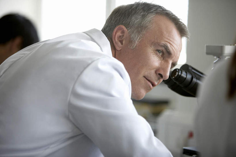 西方人,一个人,科学家,站,笑,微笑,横图,室内,白天,侧面,工作服,制服,实验,研发,仪器,欧洲,欧洲人,仅一个男性,仅一个人,仅一个中年男性,弯腰,服装,检查,研究,反射,分析,科学,显微镜,实验室,研究室,扭头,注视,衣服,白色,观察,看,站着,转头,清晰,探索,服饰,放大,观看,仔细,透镜,科研,察看,凸透镜,聚焦,衣着,科研人员,穿着,关注,化验,研究者,检验,研究所,科学研究者,化验室,检验室,光学,清楚,弯身,工作制服,衣饰,男人,男性,中年男性,白种人,科学工作者,站立,半身,彩图,工作套服