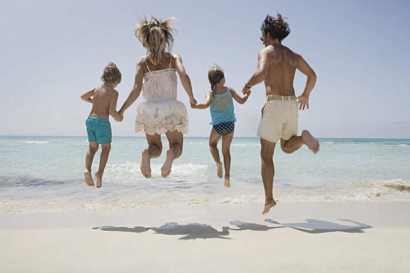 西方人,儿童,四个人,家庭,夫妻,母亲,父亲,女儿,儿子,跳,握手,横图,室外,白天,裙子,爱情,纯洁,海浪,海洋,沙滩,欧洲,欧洲人,阴影,连衣裙,服装,光线,沙子,影子,海岸,浪花,沙地,半空,浪漫,休闲装,小孩,背面,衣服,蓝色,蓝天,天空,阳光,海水,天,休闲,温暖,温馨,父女,父子,母女,母子,一家人,休闲服,恩爱,父爱,可爱,母爱,童年,童趣,恋人,服饰,晴朗,和睦,海景,童真,烂漫,无邪,万里无云,天真,男孩,男人,男性,年轻男性,年轻女性,女孩,女人,女性,白种人,孩子,年轻人,夫妇,情侣,大海,风浪,海,海水的波动,海滩,近岸浪,涌浪,晴空,晴空万里,搀手,拉手,手搀手,手拉手,手牵手,手握手,跳跃,彩图,全身,伴侣,融洽,男生,女生