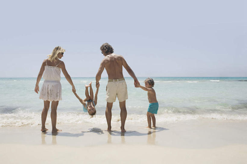 西方人,儿童,四个人,家庭,夫妻,母亲,父亲,女儿,儿子,站,跳,握手,横图,室外,白天,裙子,爱情,纯洁,海浪,海洋,沙滩,欧洲,欧洲人,阴影,连衣裙,服装,光线,沙子,影子,海岸,浪花,沙地,半空,浪漫,休闲装,小孩,背面,衣服,蓝色,蓝天,天空,阳光,海水,天,站着,休闲,温暖,温馨,父女,父子,母女,母子,一家人,休闲服,恩爱,父爱,可爱,母爱,童年,童趣,恋人,服饰,晴朗,和睦,海景,童真,烂漫,无邪,万里无云,天真,男孩,男人,男性,年轻男性,年轻女性,女孩,女人,女性,白种人,孩子,年轻人,夫妇,情侣,大海,风浪,海,海水的波动,海滩,近岸浪,涌浪,晴空,晴空万里,搀手,拉手,手搀手,手拉手,手牵手,手握手,跳跃,站立,彩图,全身,伴侣,融洽,男生,女生